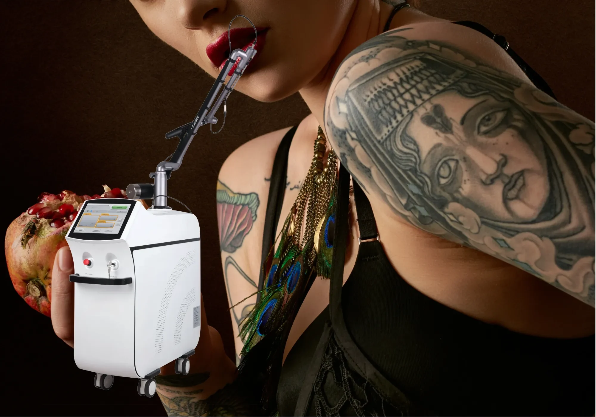 Imagen del dispositivo Picolaser durante un tratamiento de eliminación de tatuajes, destacando su tecnología de picosegundos y diseño avanzado.